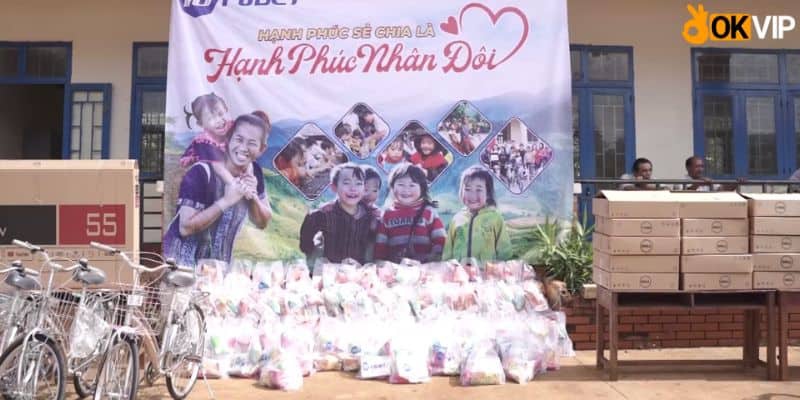 Ekip đã trao tặng nhiều phần quà tại trường tiểu học Phan Chu Trinh