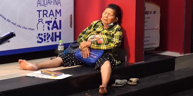 OKVIP thiện nguyện tại Sài Gòn giúp đỡ cụ bà 82 tuổi bán vé số