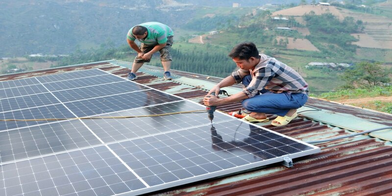Lắp tấm pin năng lượng mặt trời cho điểm trường tại Khâu Vai